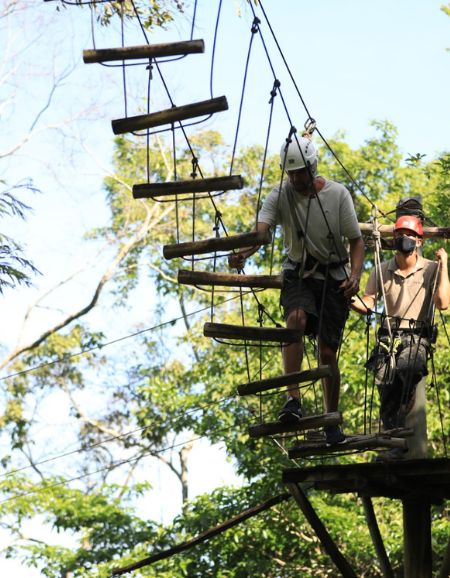 Passarela suspensa a 10 metros de altura no arvorismo