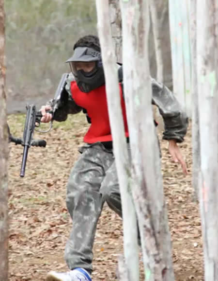 Participantes em combate de paintball