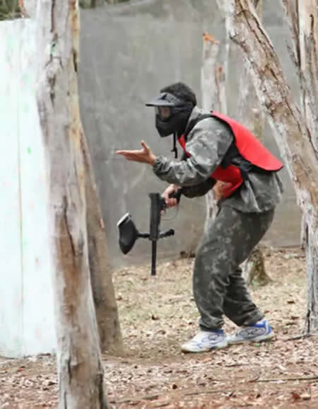 Jogador com máscara e marcadora no paintball do Hotel Fazend