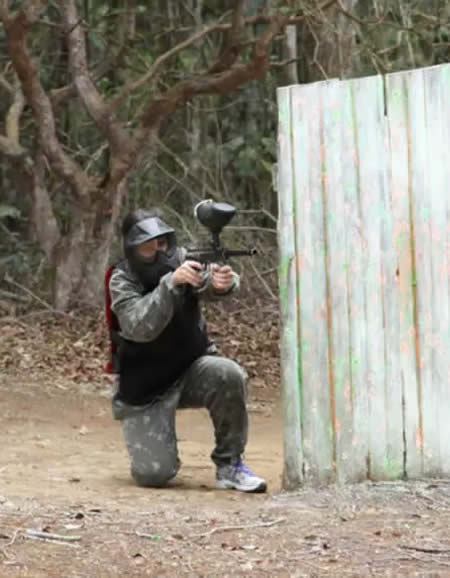 Campo de paintball cercado por mata nativa no Hotel Fazenda Gamela