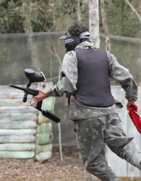 Equipe posicionada no campo de paintball da Gamel