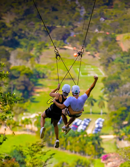 Salto inicial da tirolesa Hércules saindo do avião